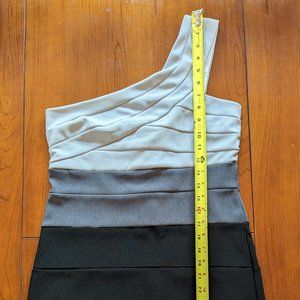 One-shoulder form fitted dress